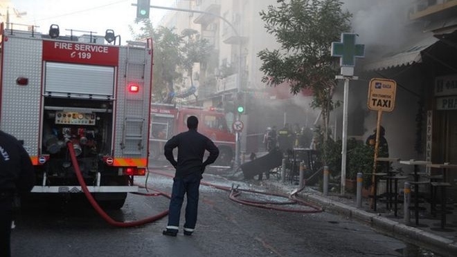 Μια νεκρή από έκρηξη σε ταχυφαγείο στην πλατεία Βικτωρίας (video)