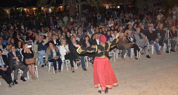 Βάρκιζα,Πλήθος κόσμου, ,Κρητικό γλέντι,Μανώλη Κονταρό,Δήμαρχο Βάρης Βούλας Βουλιαγμένης.μαντιναδεσ,Κρητική, τσικουδιά,Πολιτιστικής,Ένωσης 