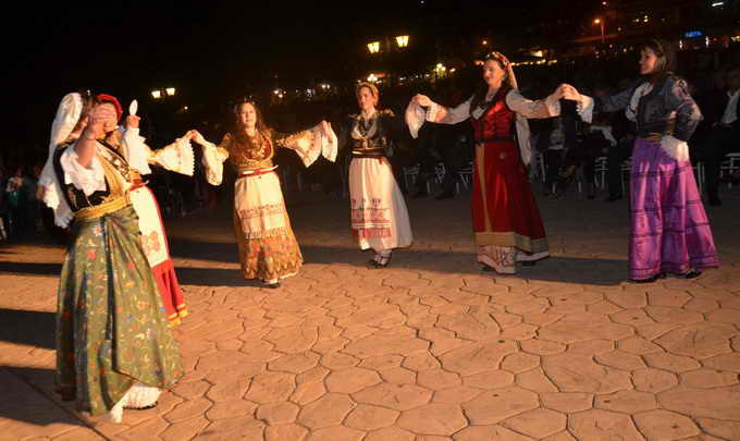 Βάρκιζα,Πλήθος κόσμου, ,Κρητικό γλέντι,Μανώλη Κονταρό,Δήμαρχο Βάρης Βούλας Βουλιαγμένης.μαντιναδεσ,Κρητική, τσικουδιά,Πολιτιστικής,Ένωσης 